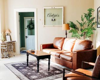 Cozy Riverview Cottage. 5 minute walk to downtown - Hermann - Living room
