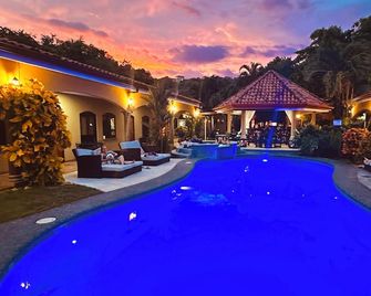 Las Brisas Resort and Villas - ג'אקו - בריכה