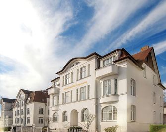 Strandvilla Imperator | Hotel & Ferienwohnungen Usedom - Seebad Bansin - Building