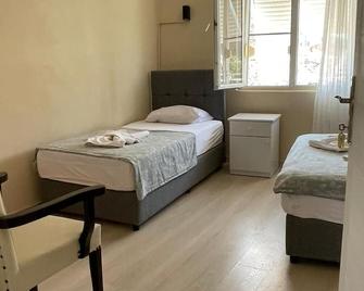 Almina Kantarci Pansiyon - Ayvalik - Bedroom