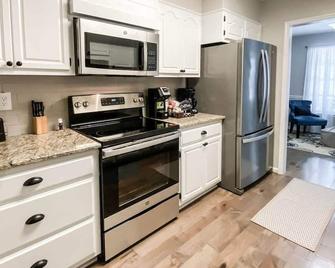 Betty's Bungalow- Mins to Space Center & Downtown! - Madison - Kitchen