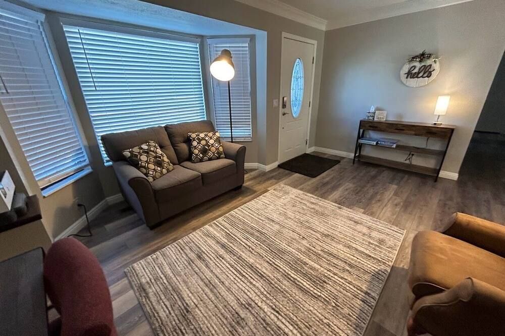 Updated, Comfortable and Luxury Stay! Close to all ski resorts. Come and stay. - Woods Cross - Wohnzimmer