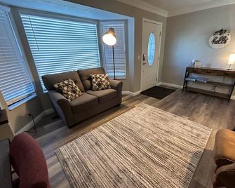 Updated, Comfortable and Luxury Stay! Close to all ski resorts. Come and stay. - Woods Cross - Wohnzimmer