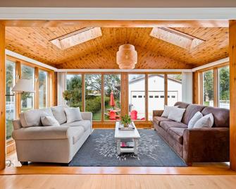 Sunroom on Maple - Picton - Living room