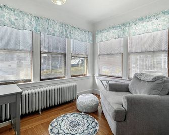 Grove Place Beach West Haven - West Haven - Living room