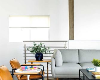 O'neill II by Avantstay Coastal Paradise Steps From Beach Newly Renovated! - Newport Beach - Living room