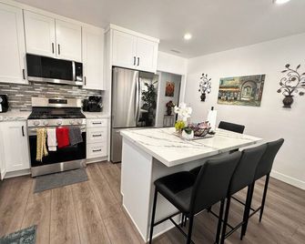 Home Away from Home: 2BR House with Modern Comforts in San Fernando! - San Fernando - Kitchen