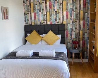 Lovely Top Floor Studio Portobello road - London - Bedroom