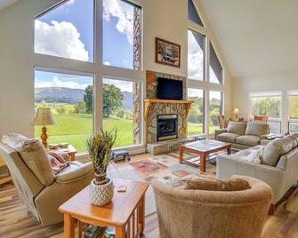 Secluded Mountain City Home w/ Deck & Views! - Mountain City - Вітальня