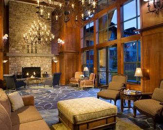 Village Lodge Amazing 1br, 60' Tv, & Extended Living Room - Mammoth Lakes - Salon