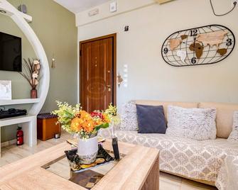 Peaceful Hilltop Apartment With Balcony Sea View - Calcis - Sala de estar