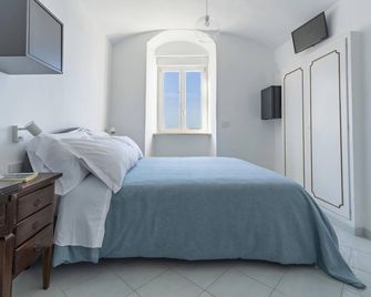 ألبرجو لا برورا - كابري - غرفة نوم