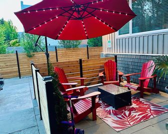 Home Close to Beach and Downtown. Licensed short term rental. - Kelowna - Patio