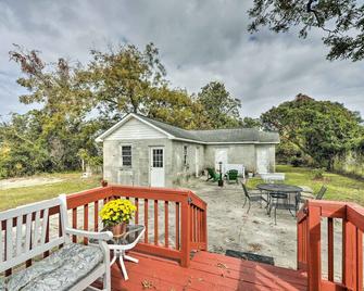 Charming Beaufort Getaway Walk to the Waterfront! - Beaufort - Patio