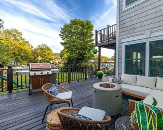 Lakefront Oasis 50mi from NYC. Direct Lake Access. Private Dock, Kayaks, Hot Tub - Greenwood Lake - Balcony