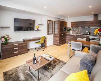 Hampton Suites Serviced Apartments - Kingston upon Thames - Living room