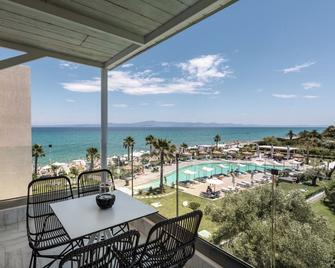 Blue Carpet Luxury Suites - Pefkochori - Pool
