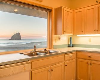 At Last #112 - Oceanfront Home, Direct Beach Access, Wall Of Windows. - Pacific City - Kitchen