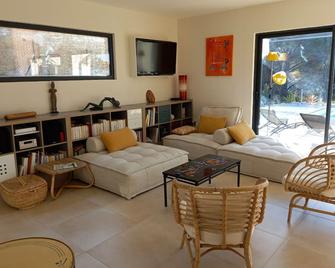 villa contemporaine de charme avec grande piscine - Le Beausset - Living room