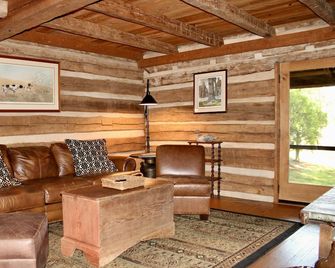 New! Carolina Frost Cabin in Downtown Mocksville - Mocksville - Living room