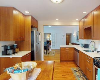 Huge 2 Bed, 2 Baths, Harvard, Porter Davis Sq - Cambridge - Kitchen