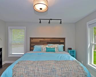 Close to downtown Meredith & lake Winnipesaukee on 13 secluded acres, Mt. views - Meredith - Bedroom