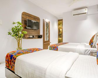 Fabhotel Peralz - Nr Boriwali Station - Mumbai - Bedroom