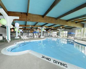 Howard Johnson by Wyndham Benton Harbor - Benton Harbor - Pool