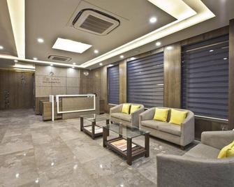Hotel Sifat International - Surat - Lobby