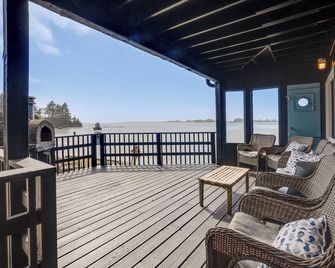 Waterfront Coos Bay Retreat w/ Kayaks! - Coos Bay - Balkon