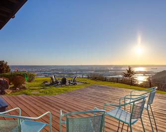 Scenic Tacoma Apartment with Deck and Fire Pit! - Tacoma - Balcony
