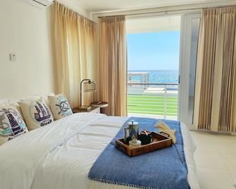 Luxury 4 Bedroom Oceanfront Villa - Whitehouse - Bedroom