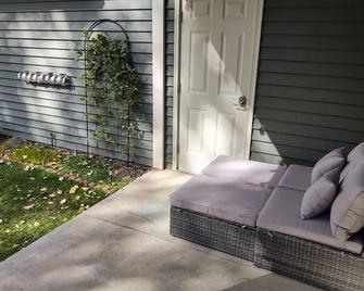 Modern Ground Level Riverfront Condo - World Class Skiing - Private Fly Fishing - Edwards - Patio