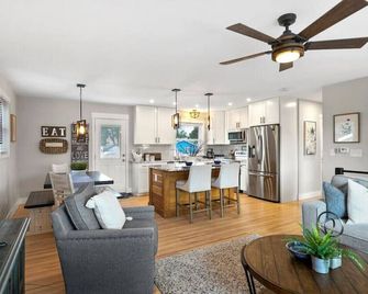 52 Front St · Hot Tub! Amazing Mountain Views! Newly Remodeled - Monument - Sala de estar