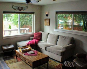 Cozy Mountain Cabin with Hot Tub - Skykomish - Living room