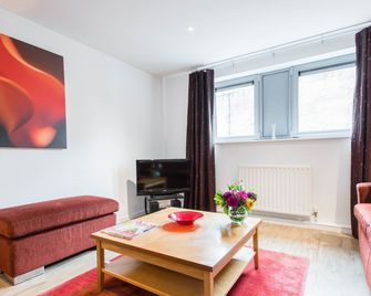 Premier Suites Newcastle - Newcastle upon Tyne - Huiskamer