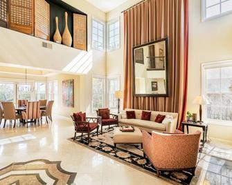 Luxe family home w/ 116 inch theatre, near beach w/ private yard & EV chargers - サンディエゴ
