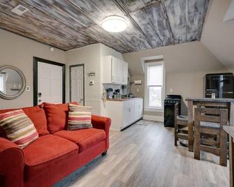 Ross & Ashley's Retreat (117 Marion St, #4) - Clarksville - Sala de estar