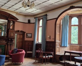 Fieldways - Trowbridge - Lounge