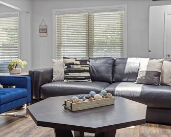 The Stylish Villa & Pool In Dfw - Bedford - Living room