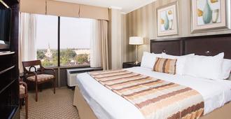 Ramada by Wyndham Augusta Downtown Hotel & Conference Center - Augusta - Schlafzimmer