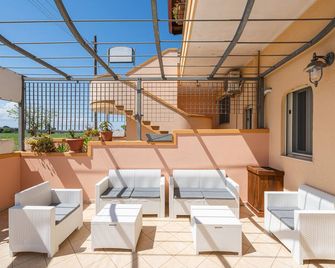 Apartment 'Angeli Nel Salento - Casa Vacanza 1' with Shared Terrace, Wi-Fi and Air Conditioning - Cocumola - Balcón