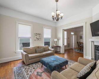 Spacious Midtown Home, Walk to Mardi Gras, Pets Ok - Mobile