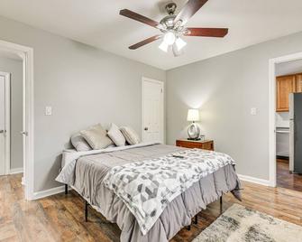 Updated Charlotte Home w/ Yard ~ 3 Mi to Uptown! - Charlotte