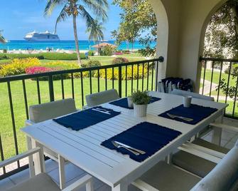 Oceanfront Condo on Seven Mile Beach - George Town - Balcón