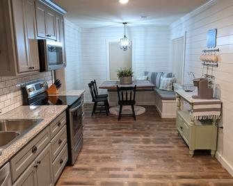 The Corner Cottage with Private Fishing Pond - Roland - Kitchen