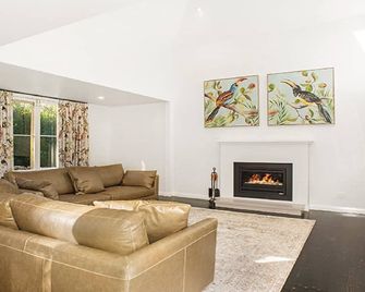 Glenluce Mountain Cottage Circa 1896 - Wentworth Falls - Living room