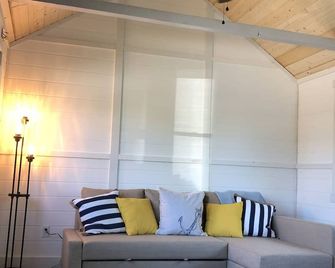 Great Location & Island Getaway With Lake Access On Beautiful Lake Wawasee! - Syracuse - Sala de estar