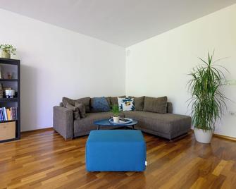 Sunrise Maribor apartment with private parking - Maribor - Living room