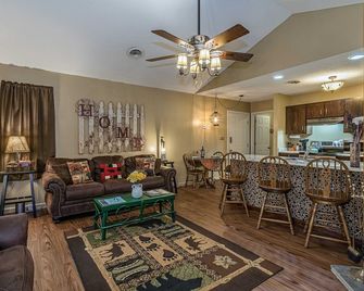 Helen Riverfront 1br 1ba Condo | Balcony Overlooking River | Downtown Helen - Helen - Sala de estar